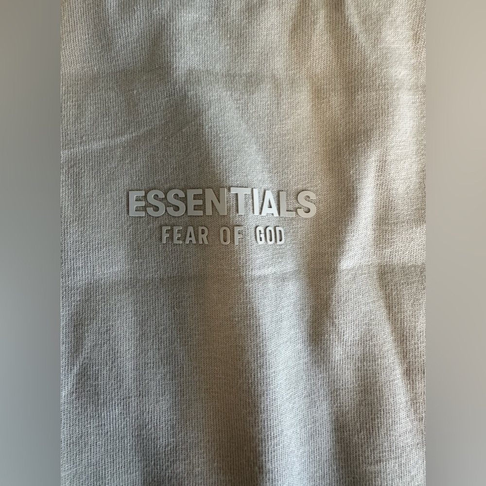 Essentials Size Medium - image 4